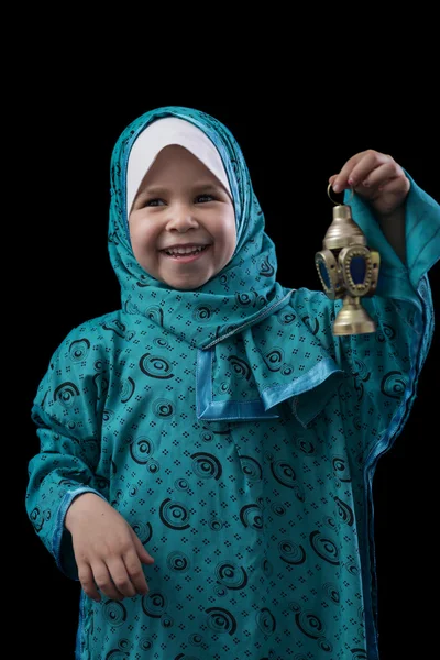 Kleines glückliches muslimisches Mädchen lächelt mit Ramadan-Laterne — Stockfoto