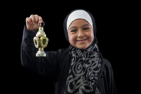 Menina muçulmana feliz sorrindo com lanterna Ramadã — Fotografia de Stock