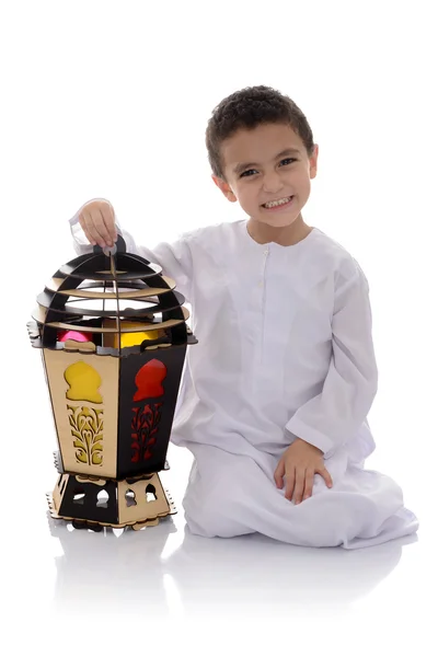 Glücklicher kleiner Junge mit großen Fanoos, die Ramadan feiern — Stockfoto