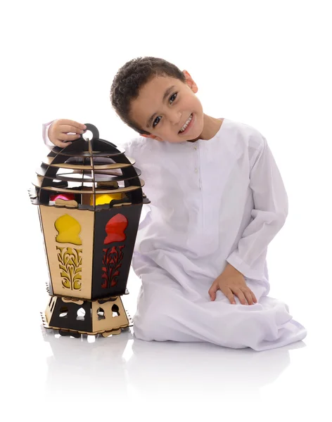 Szczęśliwy młody chłopak z wielkim latarnią obchodzi Ramadan — Zdjęcie stockowe