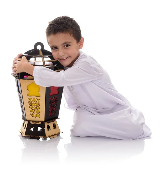 Jovem feliz abraçando lanterna Ramadan — Fotografia de Stock