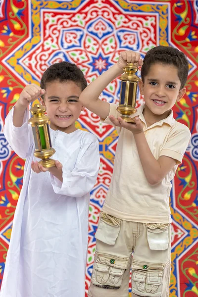 ラマダンを祝う 2 つのイスラム教徒の若い男の子 — ストック写真