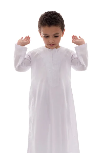 Маленький мусульманский мальчик молится — стоковое фото