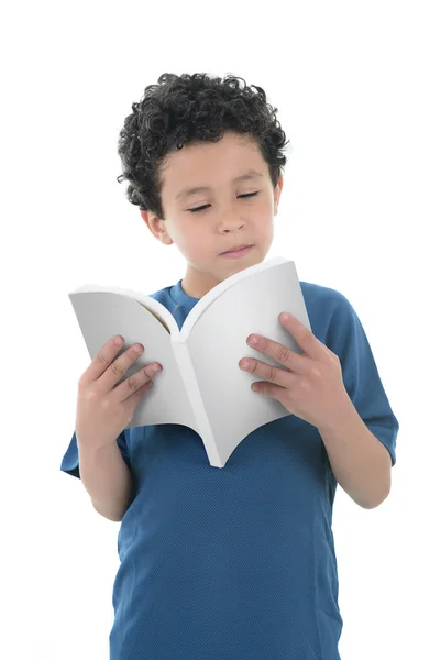 Youg Boy leyendo con concentración — Foto de Stock