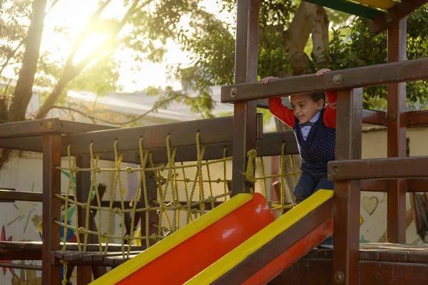 Little Young Boy Brincando no Parque — Fotografia de Stock