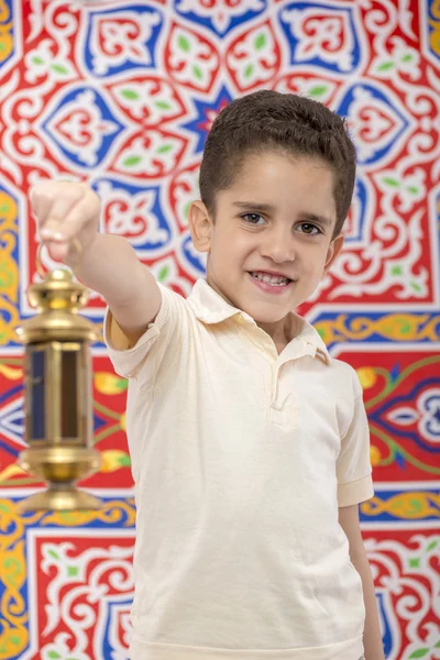 Joyeux jeune garçon souriant célébrant le Ramadan avec lanterne — Photo