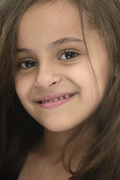 Vértes vonzó fiatal lány, szép mosollyal portréja — Stock Fotó