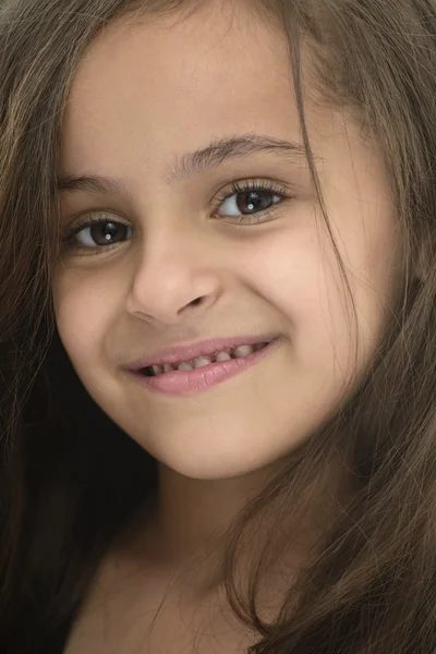 Close-up retrato de atraente jovem menina com belo sorriso — Fotografia de Stock