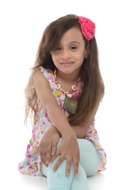 Güzel gülümseme ile oturan genç çekici kız