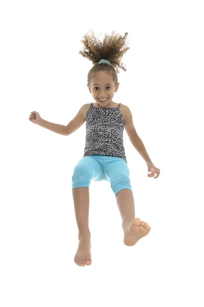Aktiva unga glada flickan hoppar av glädje — Stockfoto