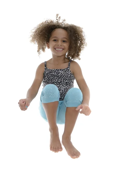 Aktive fröhliche junge Mädchen springen vor Freude — Stockfoto