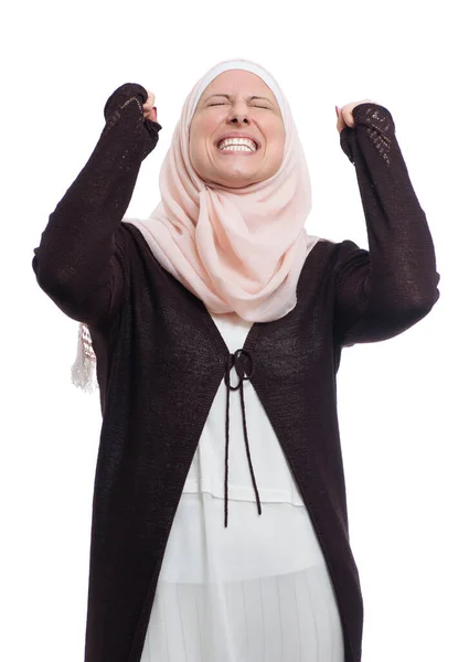 快乐的穆斯林妇女举枪庆祝与白人隔离的成功 — 图库照片