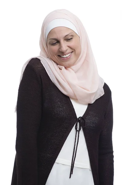 Schüchterne Muslimische Araberin Blickt Isoliert Auf Weißem Hintergrund Nach Unten — Stockfoto