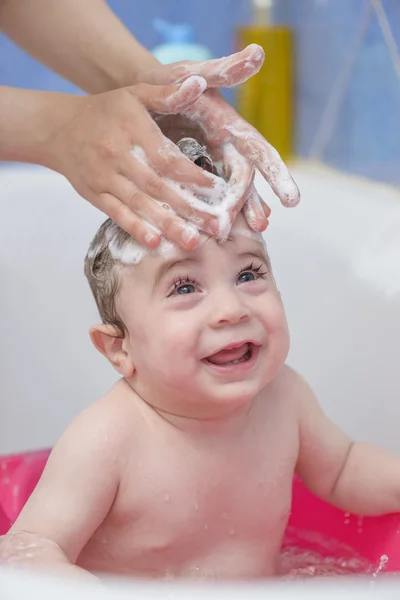 Banho de bebê na sala de banho — Fotografia de Stock