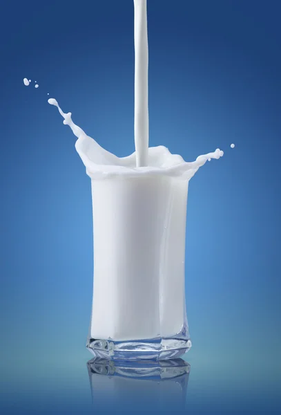Mjölk hälla splash — Stockfoto