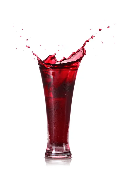 Roter Saft spritzt in ein Glas — Stockfoto