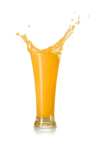 Spruzzi di succo d'arancia in un bicchiere — Foto Stock