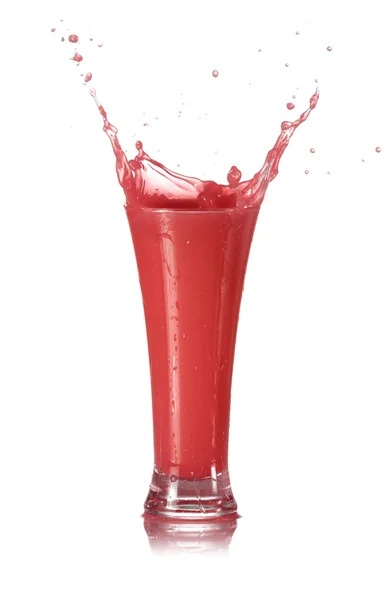 Spruzzo fresco di succo rosso in un bicchiere — Foto Stock