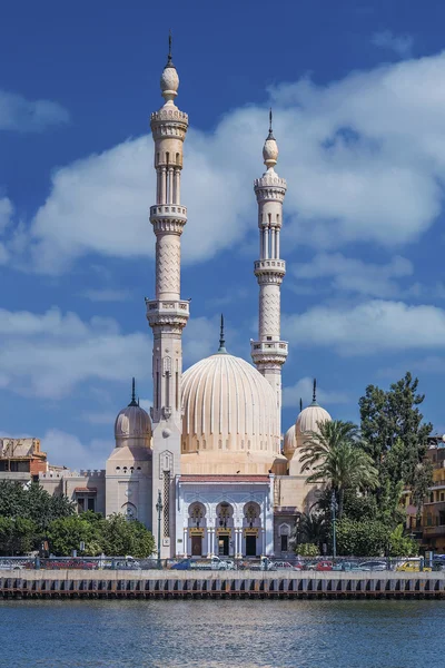 Мечеть снаружи — стоковое фото