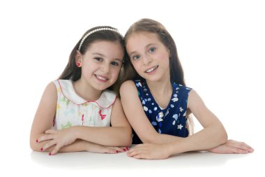 İki güzel genç kız fotoğrafı için poz