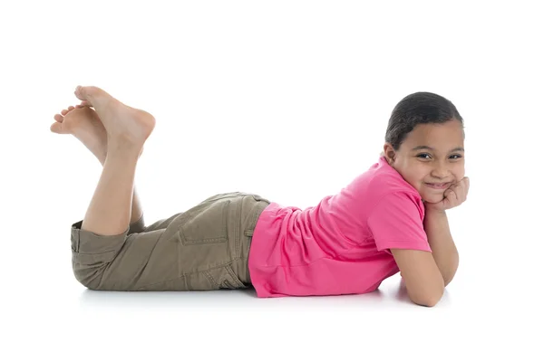 Улыбающаяся девочка, лежащая на полу — стоковое фото