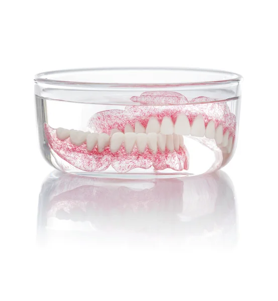 Conjunto de prótesis dentales en agua — Foto de Stock