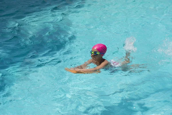 Little Young Girl Swimming in Blue Water — Stock Photo, Image