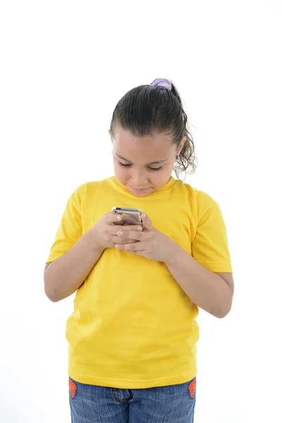 Cep telefonu kullanan genç kız — Stok fotoğraf
