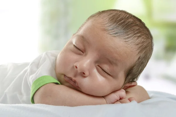 Niño recién nacido durmiendo —  Fotos de Stock