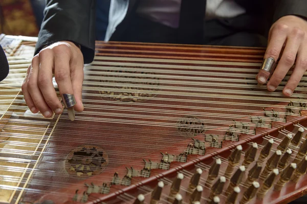 Dedos tocando el instrumento musical árabe Qanon —  Fotos de Stock