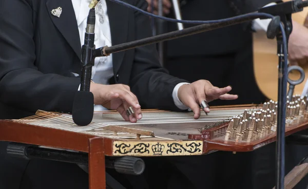 Mãos e árabe Qanon Instrumento Musical — Fotografia de Stock