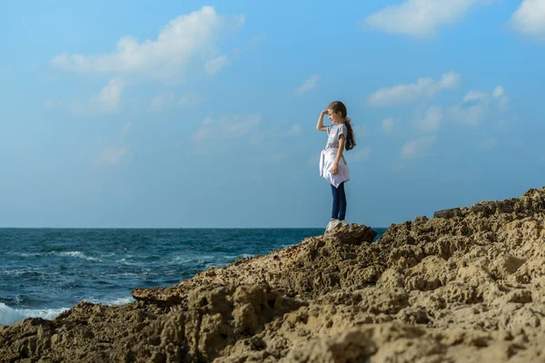 Jovem beleza menina pela costa do mar — Fotografia de Stock