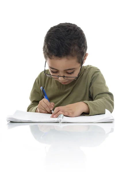 Jeune écolier étudiant avec concentration — Photo