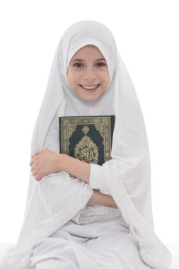 Müslüman kız gülümseyerek kutsal kitap seviyor