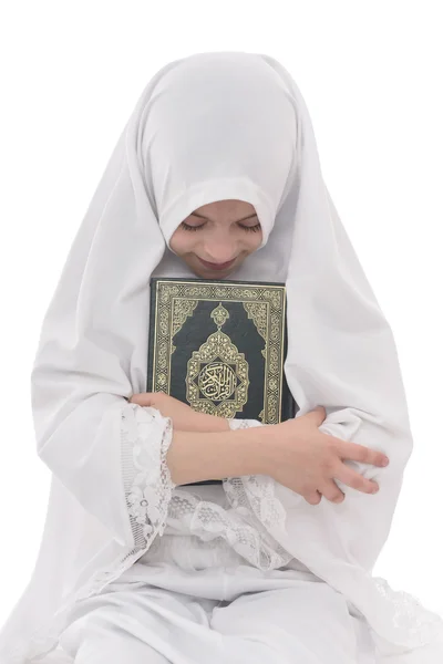 Hübsches muslimisches Mädchen liebt heiliges Buch von Qran — Stockfoto