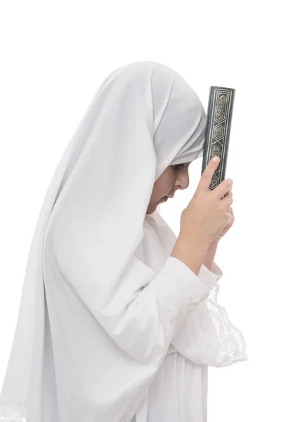 古兰经 》 的小年轻穆斯林女孩 — 图库照片