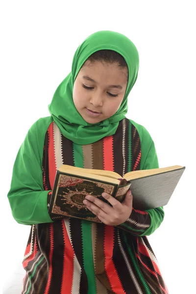 Pequena menina muçulmana lendo o Alcorão Sagrado — Fotografia de Stock