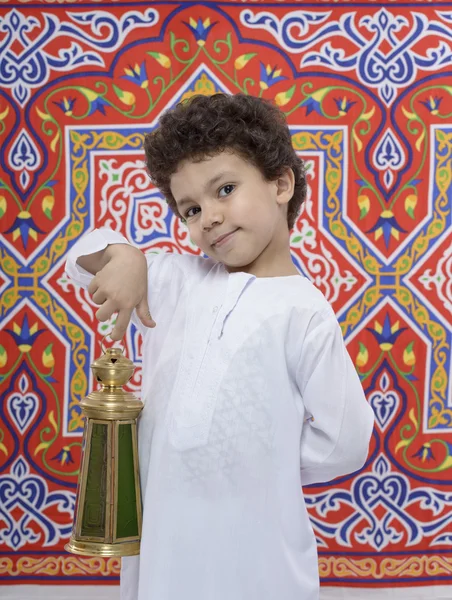 Glücklich lächelnder Junge mit Laterne feiert Ramadan — Stockfoto