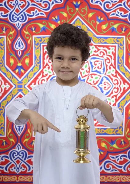 Joyeux jeune garçon pointant vers la lanterne du Ramadan — Photo
