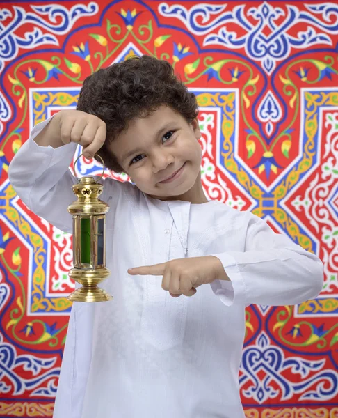 Glücklicher Junge zeigt auf Ramadan-Laterne — Stockfoto