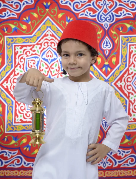 Glücklicher kleiner Junge mit Fez und Laterne feiert Ramadan — Stockfoto