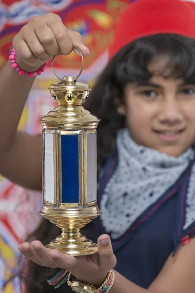 Glückliches junges Mädchen mit Laterne feiert Ramadan — Stockfoto