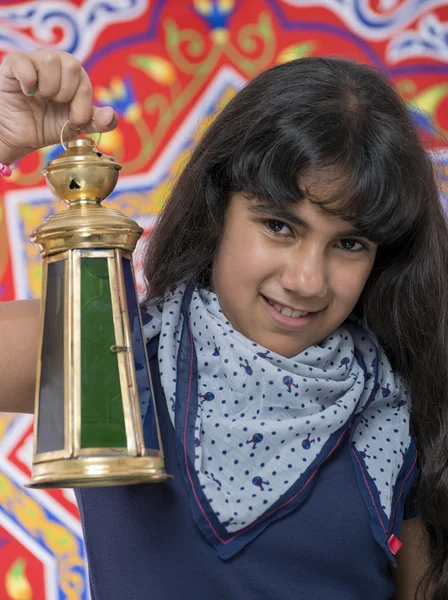 Chica feliz con linterna celebrando el Ramadán — Foto de Stock