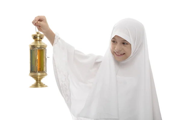 Menina muçulmana feliz comemorando o Ramadã com lanterna festiva — Fotografia de Stock