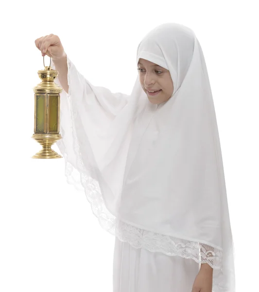 Fröhliches muslimisches Mädchen feiert mit festlicher Ramadan-Laterne — Stockfoto