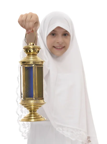 Happy Muslim Girl dengan Ramadan Lantern — Stok Foto