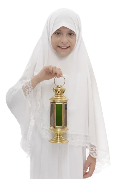 Gelukkig moslim meisje met feestelijke Ramadan lantaarn — Stockfoto