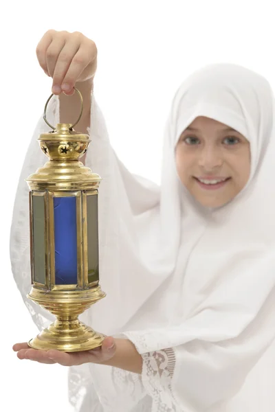 Festliche Ramadan-Laterne in den Händen eines glücklichen muslimischen Mädchens — Stockfoto