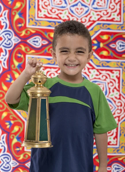 Adorabile sorridente giovane ragazzo con lanterna Ramadan — Foto Stock