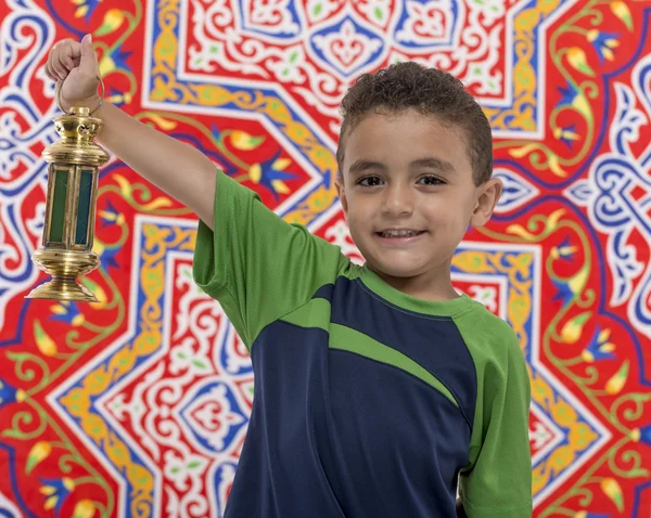 Schattige jongen met Ramadan lantaarn — Stockfoto